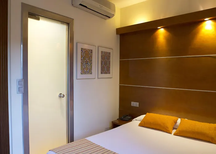 ブティック プエルタ デ ラス グラナダス ホテル 3*